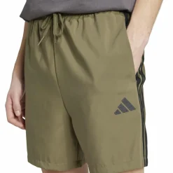 Essentials 3-stripes Chelsea short heren olive strata black*adidas Hot